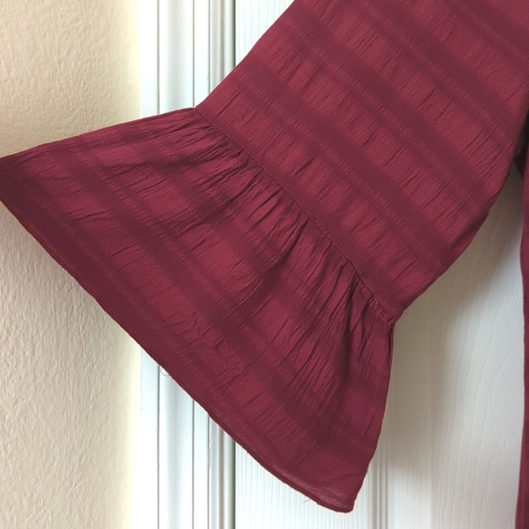 Neiman Marcus Jacquard Striped Off Shoulder Quarter Bell Sleeve Blouse Berry S - Picture 4 of 10